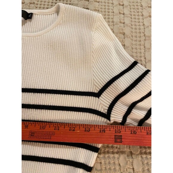 Zesica Sweater Size XL Fits Like Medium Cream Black Striped  Short Sleeve Casual - Picture 8 of 9